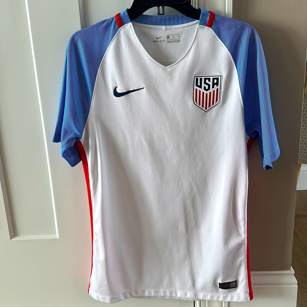 Nike USA Men’s soccer jersey, Men’s size Small.  Item is 100% authentic.